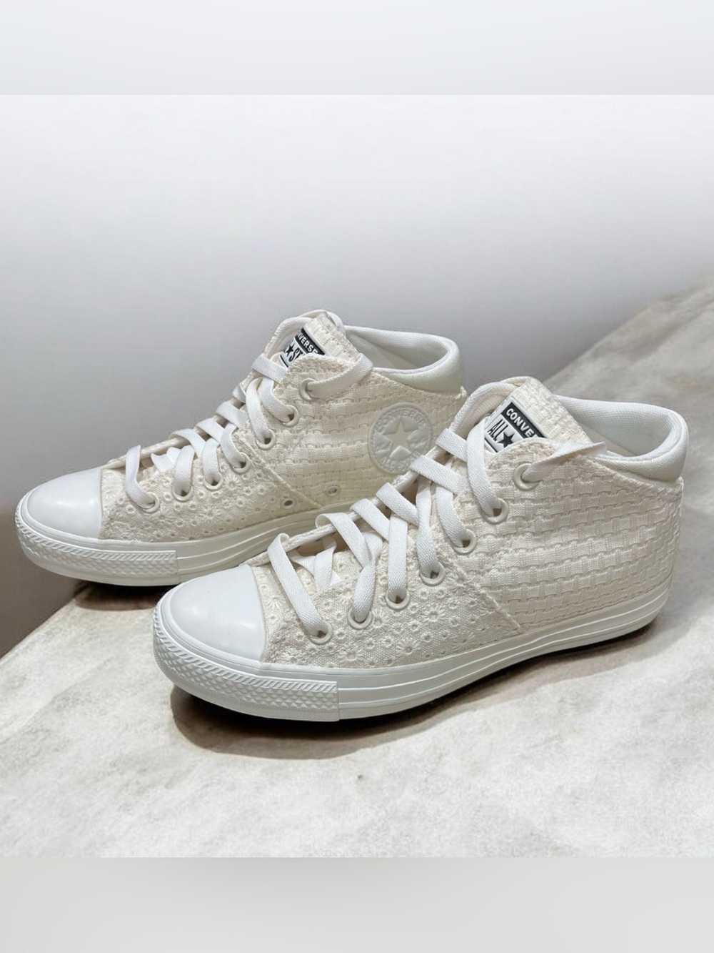 Converse Chuck Taylor All Star Madison Mid sneakers. Women’s Size 8